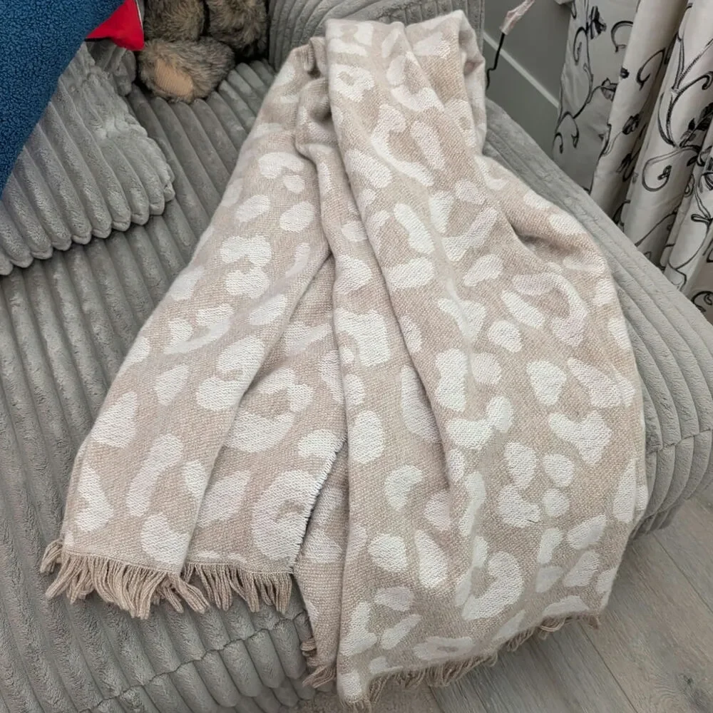 Cozy cheetah print throw. DKNY Pure. 50